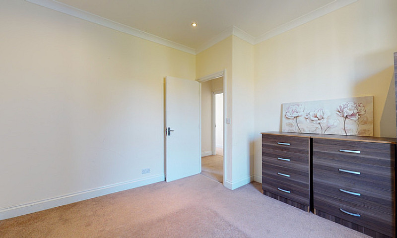 3 Bedroom Flat In St...
