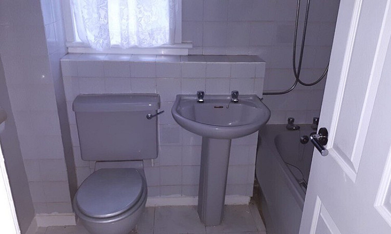 2 Bed Mid Terrace Ai...