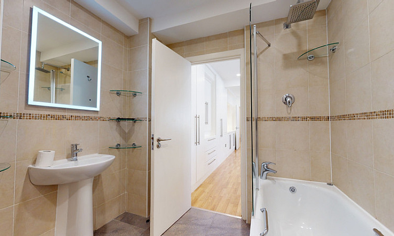 2 Bedroom Flat In Ne...