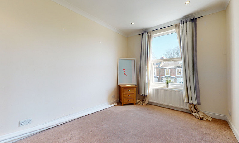 3 Bedroom Flat In St...