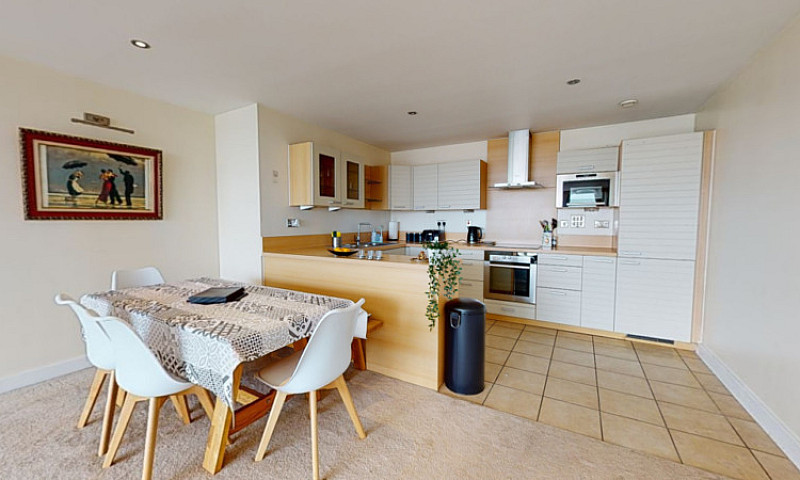 2 Bedroom Flat In Ae...