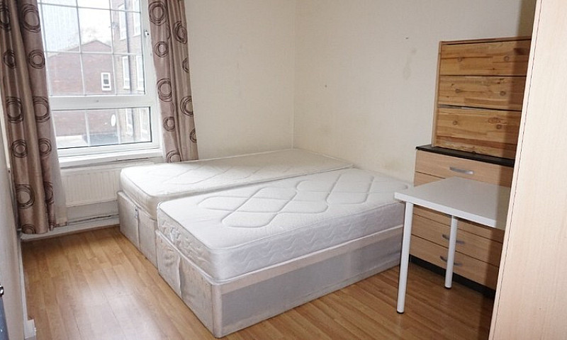 3 Bed Flat Near Bric...