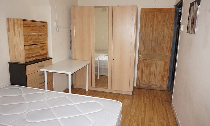 3 Bed Flat Near Bric...