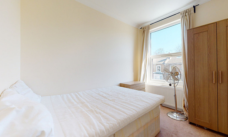 3 Bedroom Flat In St...