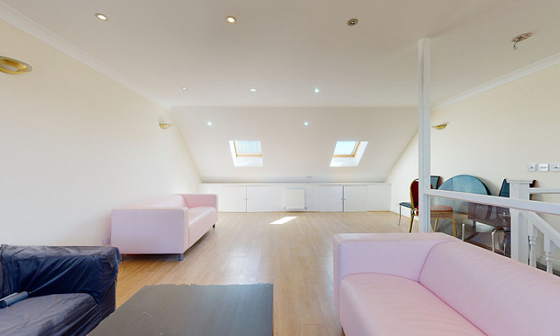 3 Bedroom Flat In St...
