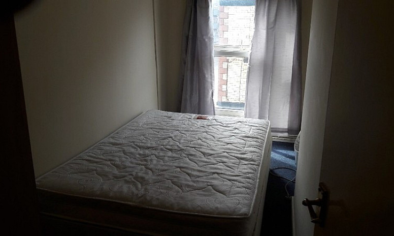 A 2 Bedroom Flat To ...
