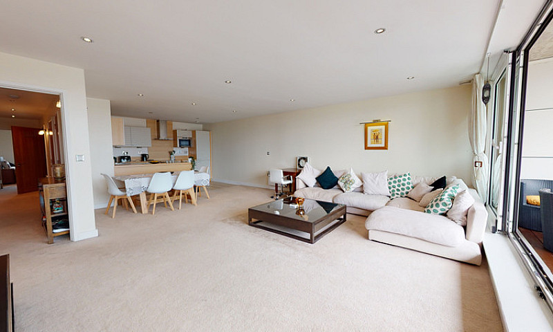 2 Bedroom Flat In Ae...