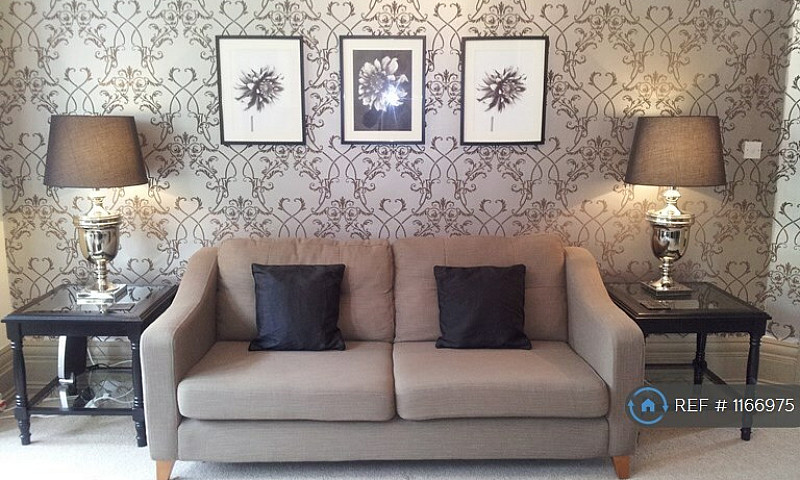 2 Bedroom Flat In Ha...