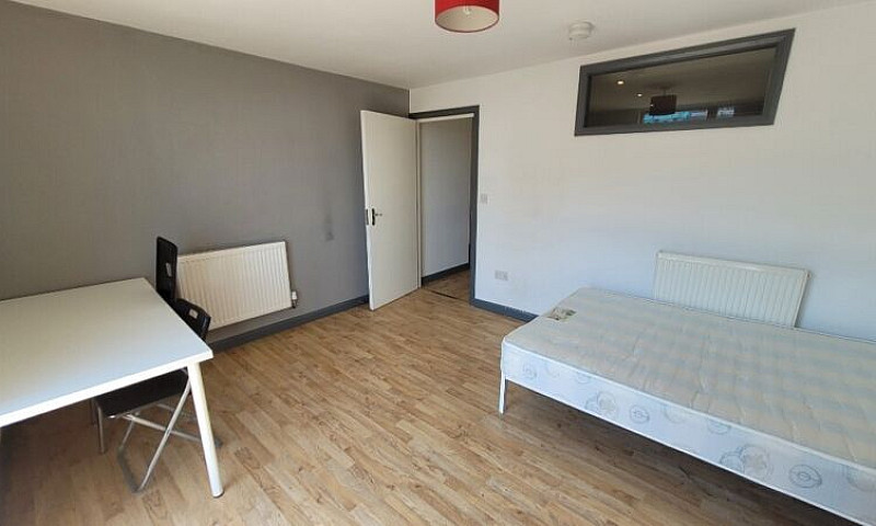 ***Flat-Share*** New...
