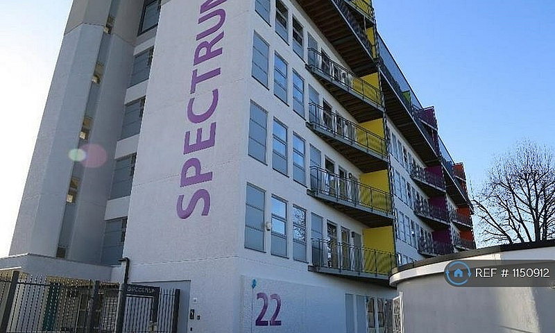 2 Bedroom Flat In Fr...