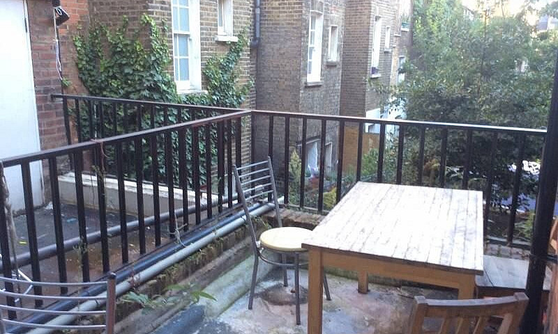 2 Bed Flat 3 Min Ley...