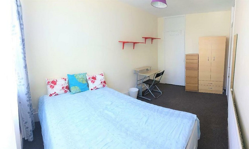 4 Bedroom Flat In Ol...