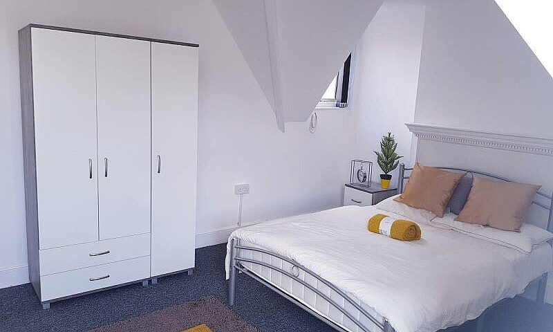 Large Double Room In...