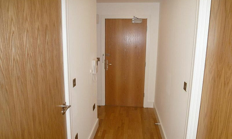 2 Bedroom Flat In Tr...