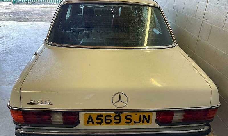 1984 Mercedes W123 2...