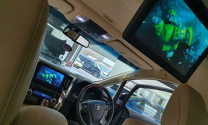 2016 Toyota Vellfire...