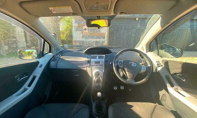 2008 Toyota Yaris 1....