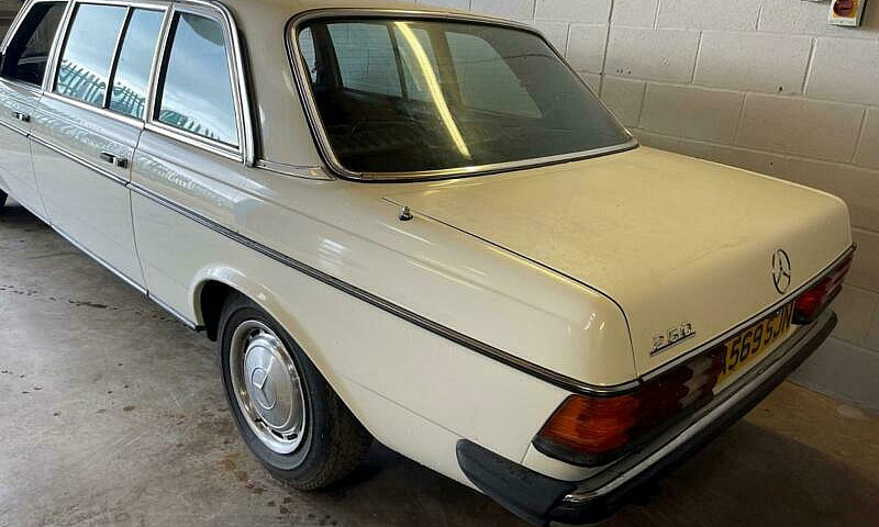 1984 Mercedes W123 2...