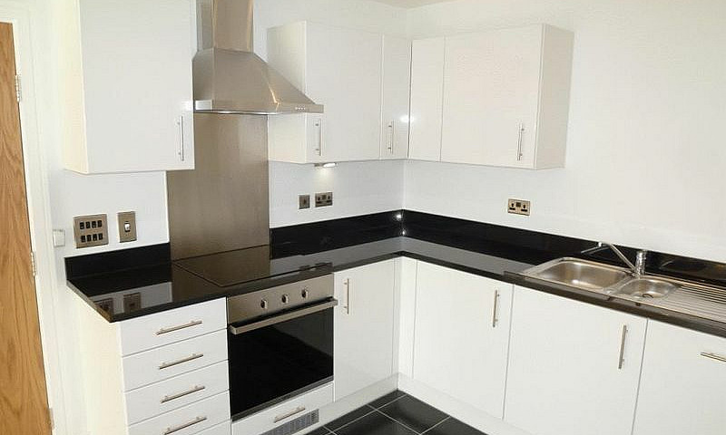 2 Bedroom Flat In Tr...
