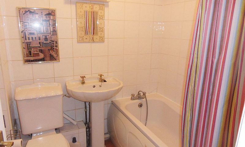 2 Bedroom Flat In Ha...