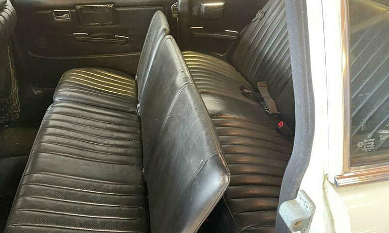 1984 Mercedes W123 2...