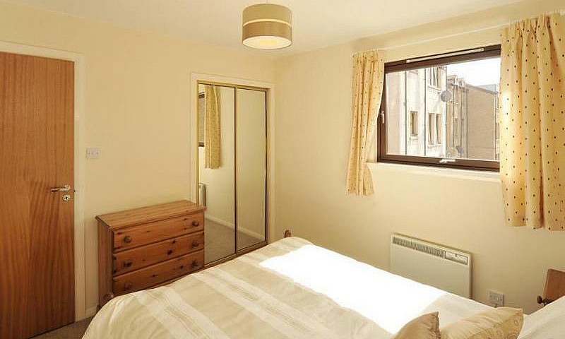 1 Bedroom Flat In He...