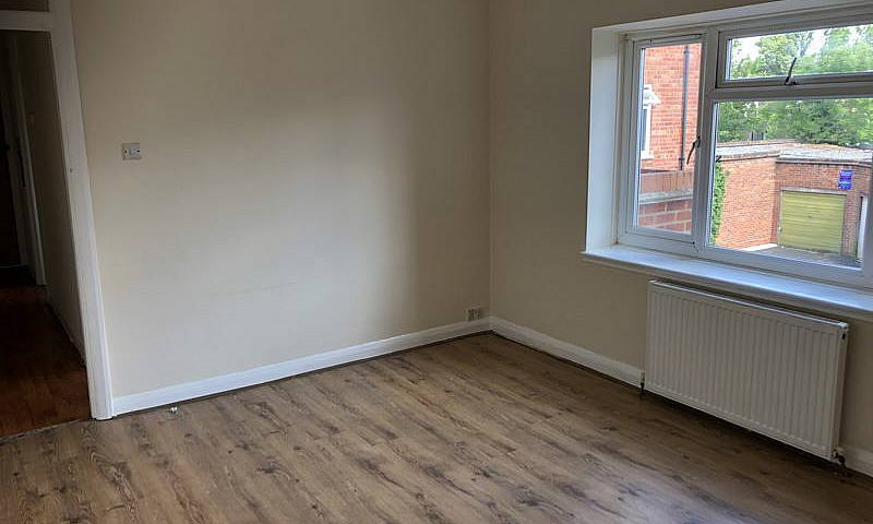 2 Bedroom Flat In No...