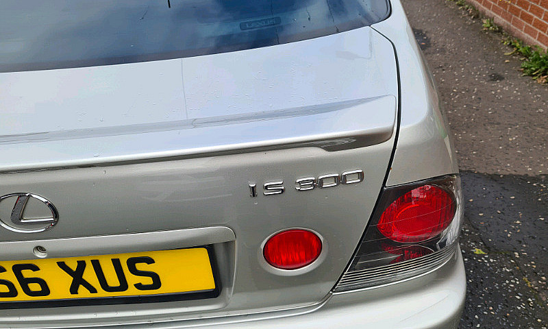 Lexus Is300...