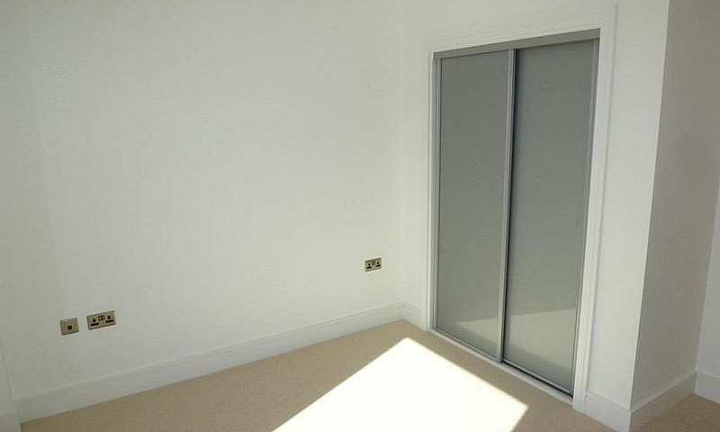 2 Bedroom Flat In Tr...