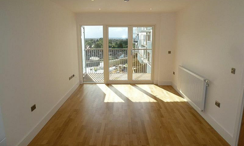 2 Bedroom Flat In Tr...
