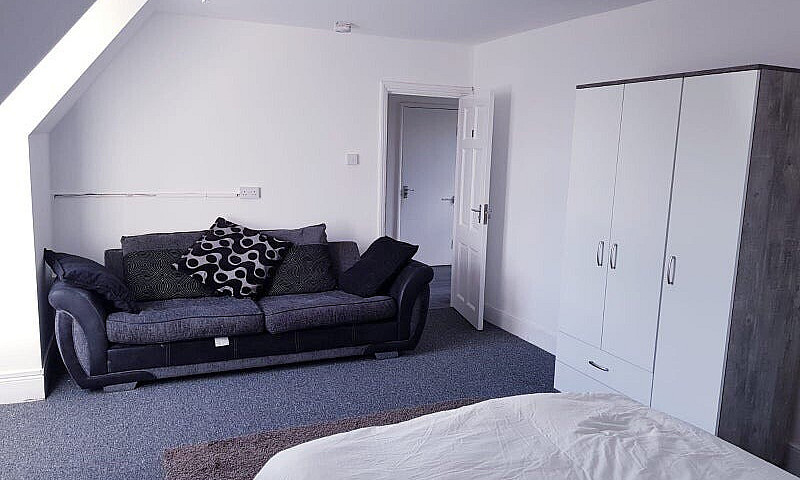 Large Double Room In...