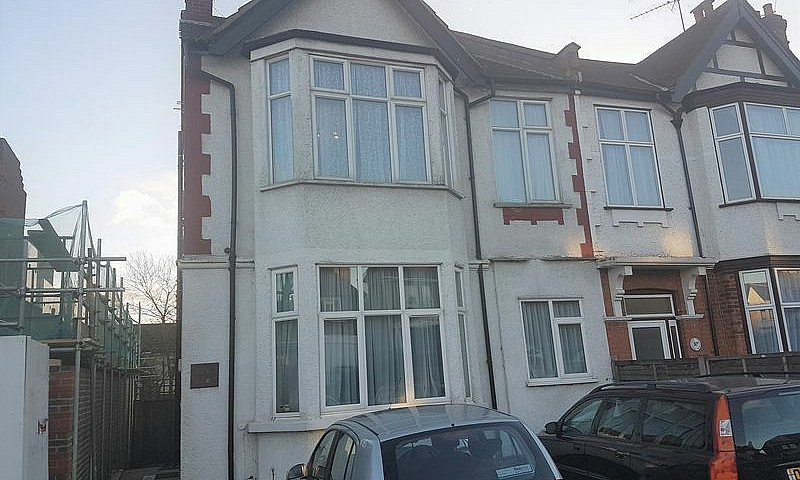 3 Bedroom Flat In Fi...