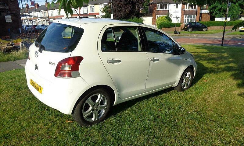 2011 Toyota Yaris 1....