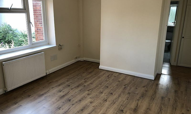 2 Bedroom Flat In No...
