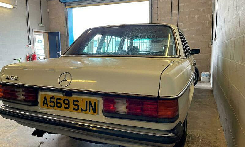 1984 Mercedes W123 2...
