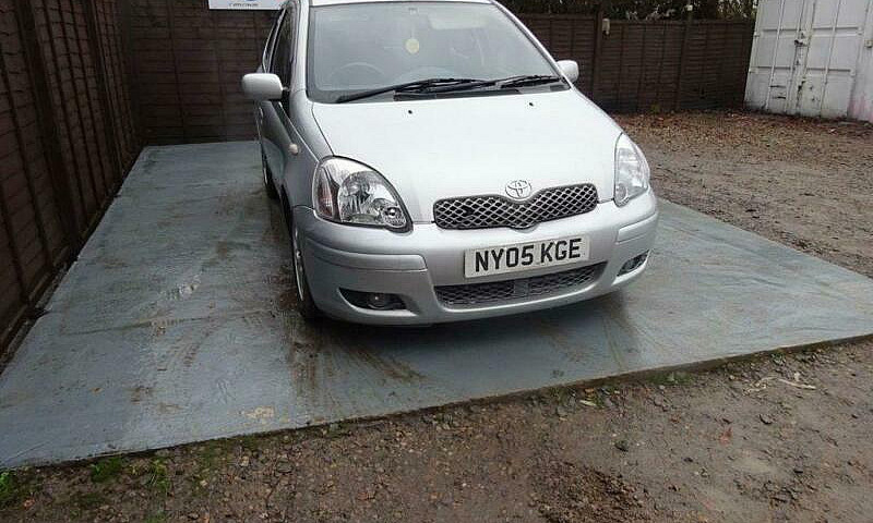 2005 Toyota Yaris 1....