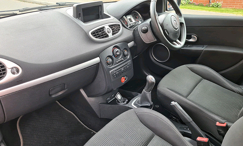 2011 Renault Clio 1....