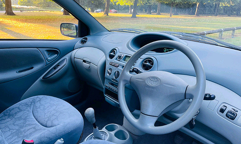 Toyota Yaris 2003 1....