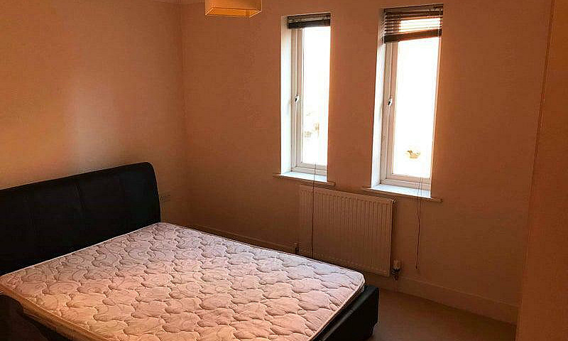 2 Bedroom Flat In Wh...