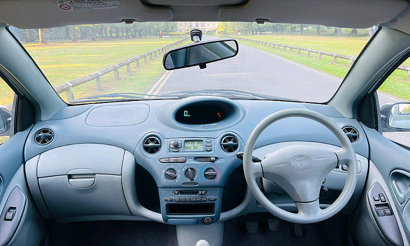 Toyota Yaris 2003 1....