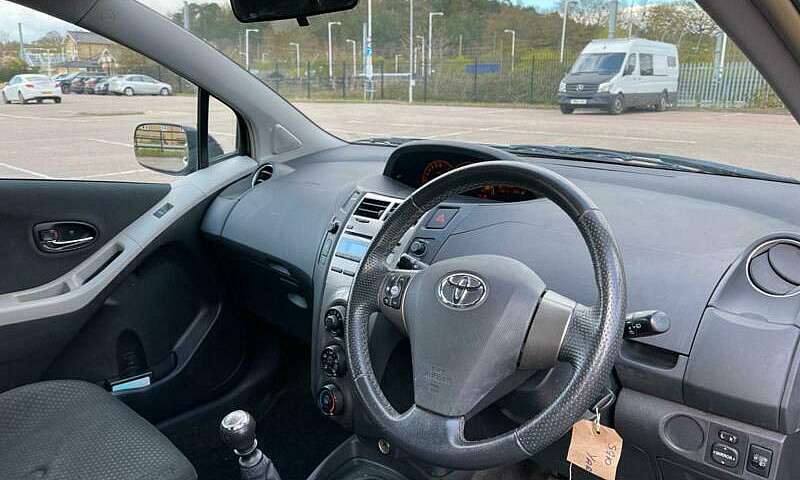 2010 Toyota Yaris 1....