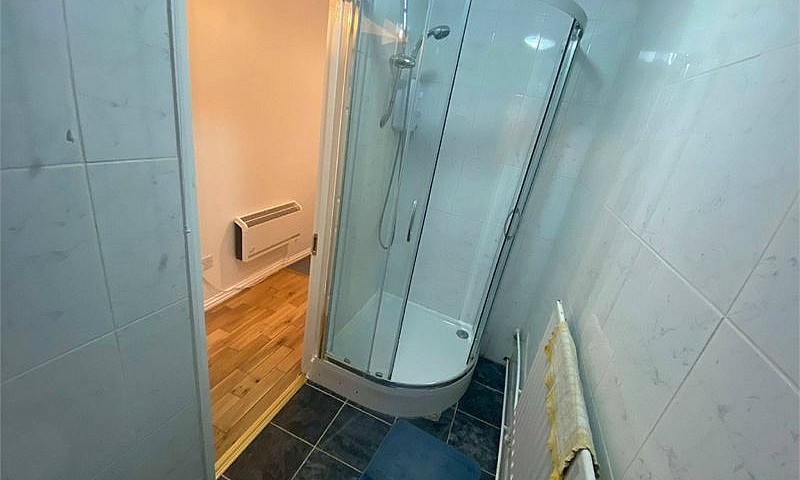 1 Bedroom Flat In Ti...