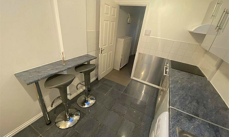 1 Bedroom Flat In Ti...