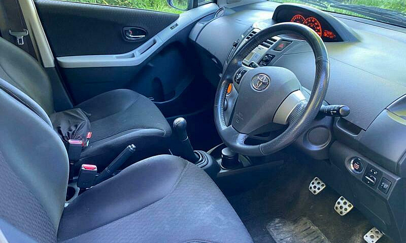 2008 Toyota Yaris 1....