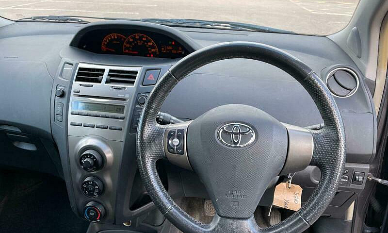 2010 Toyota Yaris 1....