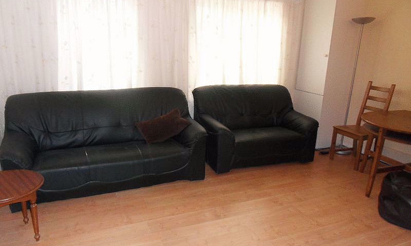 2 Bedroom Flat In Ha...