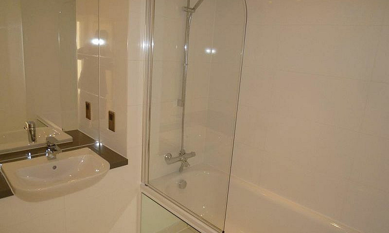 2 Bedroom Flat In Tr...