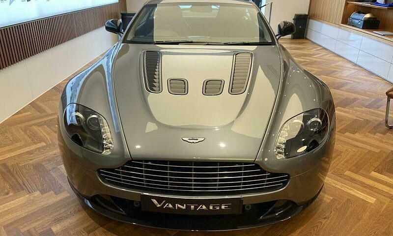 2010 Aston Martin V1...