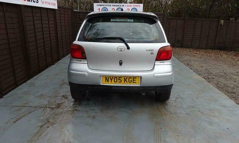 2005 Toyota Yaris 1....