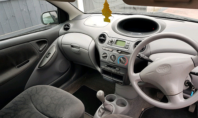 2003 Toyota Yaris/Vi...